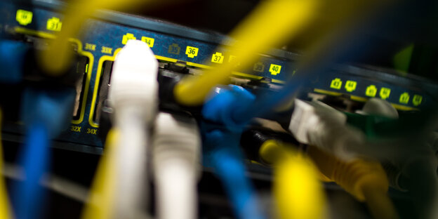 Bunte Datenkabel laufen in einen Router Bunte Datenkabel laufen in einen Router