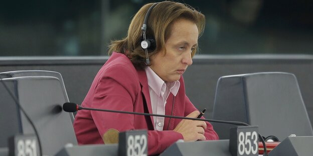 Beatrix von Storch sitzt in einer grauen Stuhlreihe, trägt einen Kopfhörer und blickt stumpf Beatrix von Storch sitzt in einer grauen Stuhlreihe, trägt einen Kopfhörer und blickt stumpf