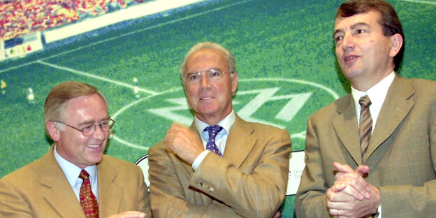 Der Chef des WM-Organisationskommitees Franz Beckenbauer mit seinen Mitarbeitern Horst R. Schmidt und Wolfgang Niersbach. Der Chef des WM-Organisationskommitees Franz Beckenbauer mit seinen Mitarbeitern Horst R. Schmidt und Wolfgang Niersbach.