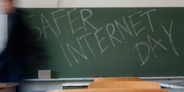 Eine grüne Schiefertafel in einem Klassenzimmer. Darauf steht mit Kreide geschrieben: "Safer Internet Day"" Eine grüne Schiefertafel in einem Klassenzimmer. Darauf steht mit Kreide geschrieben: "Safer Internet Day""