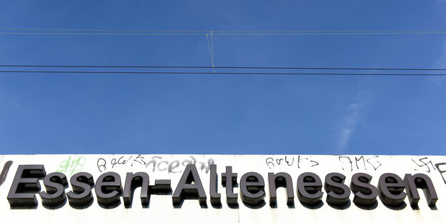 Das S-Bahnschild von Essen-Altenessen, darüber ist der blaue Himmel zu sehen. Das S-Bahnschild von Essen-Altenessen, darüber ist der blaue Himmel zu sehen.