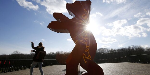 Eine Besucherin imitiiert die Haltung des Berlinale-Bären Eine Besucherin imitiiert die Haltung des Berlinale-Bären