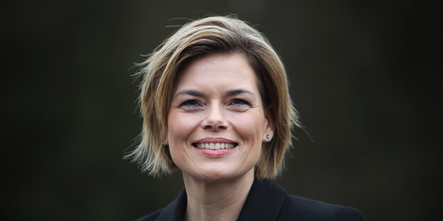 Eine Frau lächelt in die Kamera. Eine Frau lächelt in die Kamera.