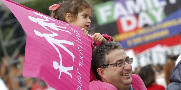 Mann und Kind demonstrieren gegen die Homoehe Mann und Kind demonstrieren gegen die Homoehe