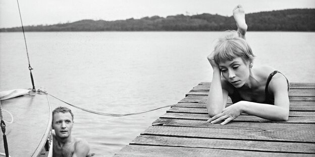 Filmstill in Schwarz-weiß mit Mann und Frau an einem See Filmstill in Schwarz-weiß mit Mann und Frau an einem See