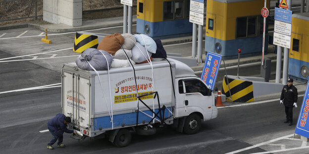 Südkoreanischer Lieferwagen an der Grenze zum Norden Südkoreanischer Lieferwagen an der Grenze zum Norden