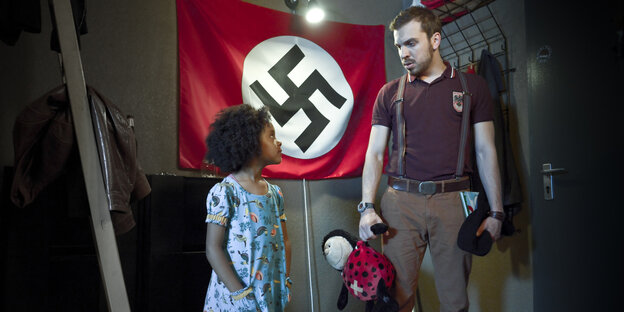 Ein Mädchen schaut ihren Nazi-Vater an Ein Mädchen schaut ihren Nazi-Vater an