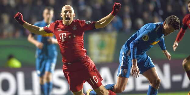 Arjen Robben stürzt theatralisch zu Boden. Arjen Robben stürzt theatralisch zu Boden.