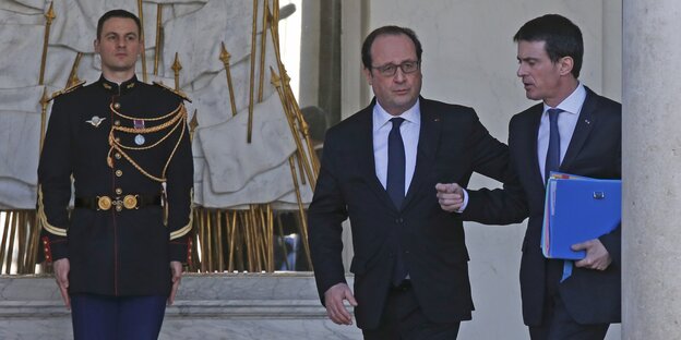 Ein Wachmann, Präsident Hollande und Premierminister Valls Ein Wachmann, Präsident Hollande und Premierminister Valls