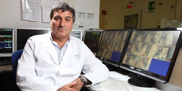 Der Chirurg Paola Macchiarini an er Uni versität von Florenz (2010) Der Chirurg Paola Macchiarini an er Uni versität von Florenz (2010)