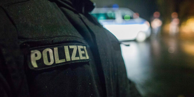 Polizeischild auf dem Oberarm eines Polizisten Polizeischild auf dem Oberarm eines Polizisten