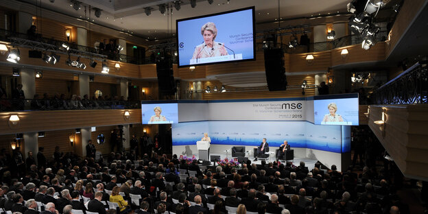 Von der Leyen vor großem Publikum Von der Leyen vor großem Publikum