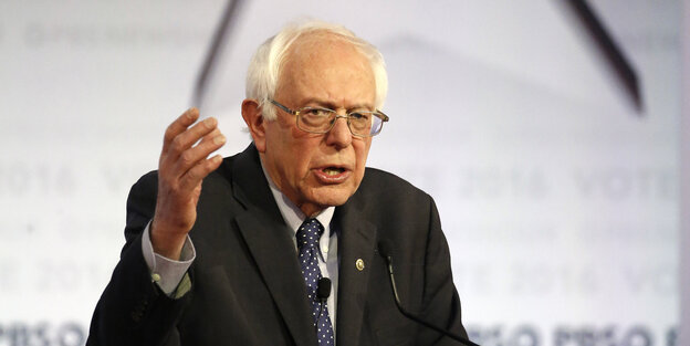 Bernie Sanders mit erhobener Hand Bernie Sanders mit erhobener Hand