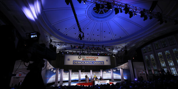 Sanders und Clinton in einer großen Halle