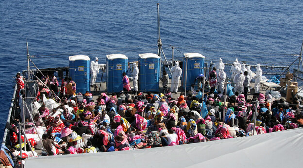Viele Menschen sitzen auf dem Deck eines Schiffes. Viele Menschen sitzen auf dem Deck eines Schiffes.