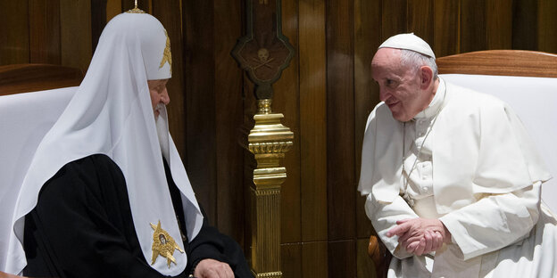 Papst Franziskus und Patriarch Kyrill, sitzend und einander zugewandt. Papst Franziskus und Patriarch Kyrill, sitzend und einander zugewandt.