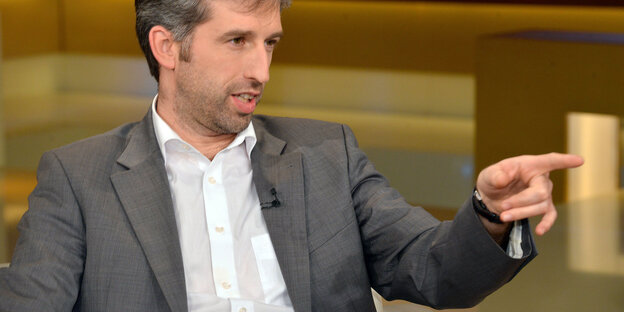 Boris Palmer in einem Fernsehstudio. Er zeigt mit dem Finger. Boris Palmer in einem Fernsehstudio. Er zeigt mit dem Finger.