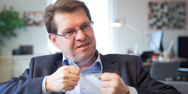 Ralf Stegner sitzt in seinem Büro und hat die Fäsute gehoben. Ralf Stegner sitzt in seinem Büro und hat die Fäsute gehoben.
