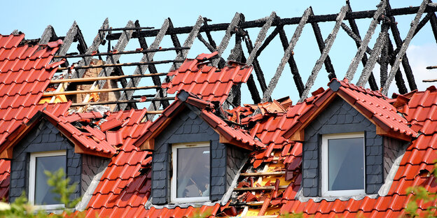 Der vom Feuer stark beschädigte Dachstuhl der geplanten Asylunterkunft in Tröglitz. Der vom Feuer stark beschädigte Dachstuhl der geplanten Asylunterkunft in Tröglitz.