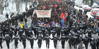 UNI-Protest Die Polizei begleitete die DemonstrantInnen im Kordon und umzingelte sie zeitweise. Foto: dpa