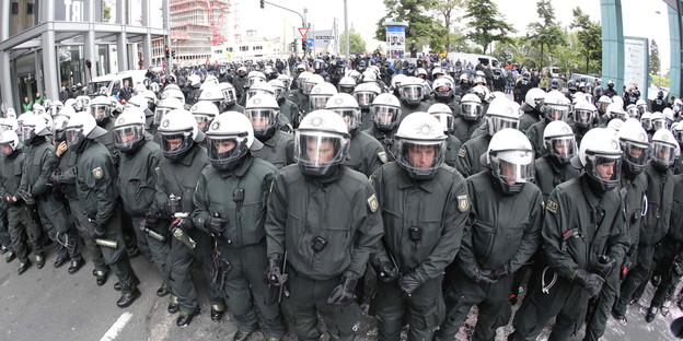 http://www.taz.de/uploads/images/624/01062013_Blockupy_Frankfurt_polizei_ap.jpg
