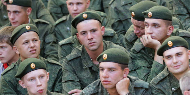 Soldaten der russsichen armee während einer sportveranstaltung bild Soldaten der russsichen armee während einer sportveranstaltung bild