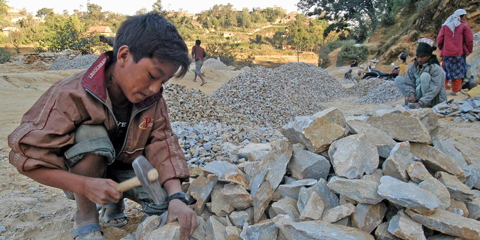Kinderarbeit steine schlagen in nepal bild dpa Kinderarbeit steine schlagen in nepal bild dpa