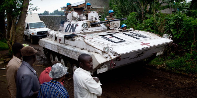 Des casques bleus de l’O.N.U. patroullient en Congo oriental, mais ils ne peuvent faire rien.