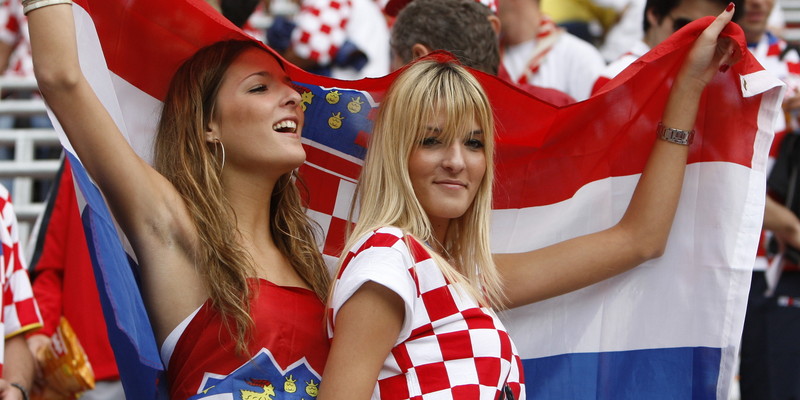 http://www.taz.de/uploads/images/800x400/kommissar.eu.kroatien.fans.fahne.ap.jpg