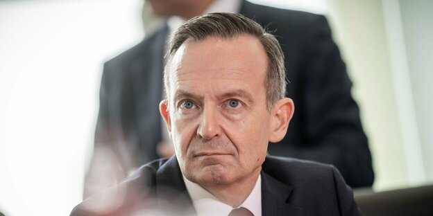 Volker Wissing (FDP), Bundesminister für Verkehr und Digitales, wartet auf den Beginn der wöchentlichen Kabinettssitzung im Bundeskanzleramt