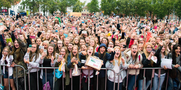 Youtuber-Fans jubeln ihrem Idol zu Youtuber-Fans jubeln ihrem Idol zu
