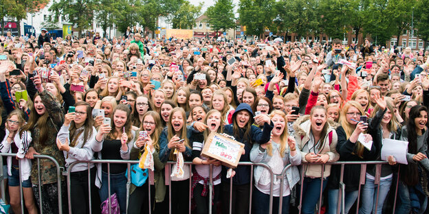 Youtuber-Fans jubeln ihrem Idol zu