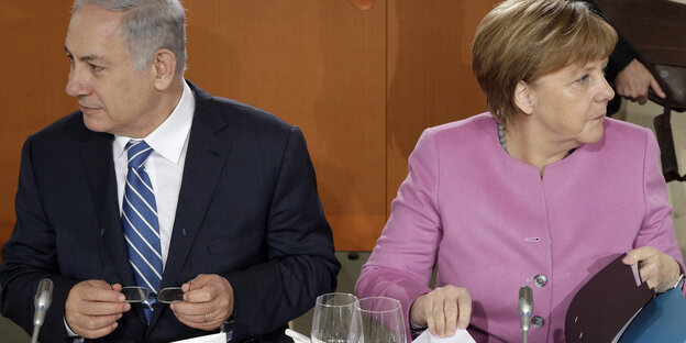 Benjamin Netanjahu schaut nach links, Angela Merkel nach rechts Benjamin Netanjahu schaut nach links, Angela Merkel nach rechts