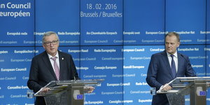 Jean-Claude Juncker und Donald Tusk stehen am Podium