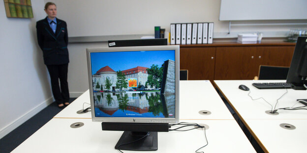 Ein Computer auf einem Tisch Ein Computer auf einem Tisch