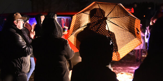 Menschen im Regen Menschen im Regen
