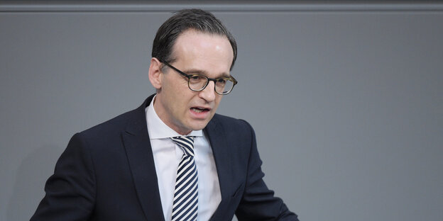 Mann mit Brille im Anzug - es ist Justizminister Maas (SPD) Mann mit Brille im Anzug - es ist Justizminister Maas (SPD)