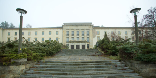 Ein Gebäude samt breitem Zugang Ein Gebäude samt breitem Zugang