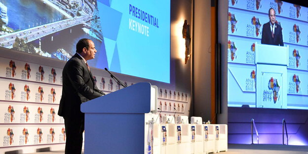 Präsident al Sisi an einem Pult mit Mikro Präsident al Sisi an einem Pult mit Mikro