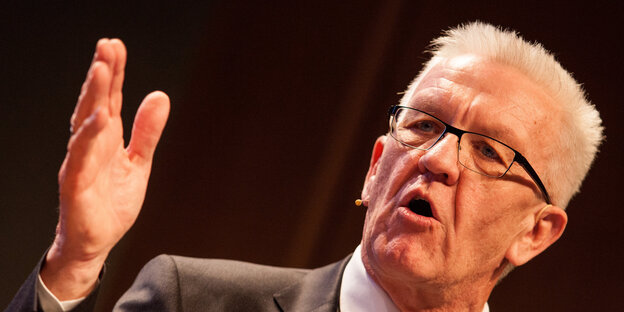 Winfried Kretschmann mit Headset und erhobener Hand Winfried Kretschmann mit Headset und erhobener Hand