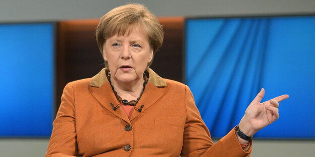 Angela Merkel mit erhobener Hand. Angela Merkel mit erhobener Hand.