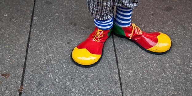 Übergroße, rot-gelbe Schuhe eines Clowns Übergroße, rot-gelbe Schuhe eines Clowns