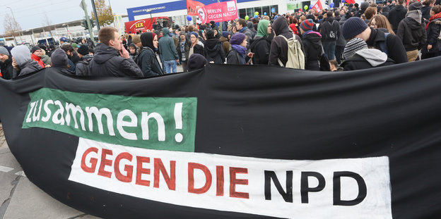 Demonstration gegen die NPD mit großem Banner