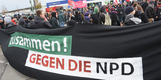 Demonstration gegen die NPD mit großem Banner Demonstration gegen die NPD mit großem Banner