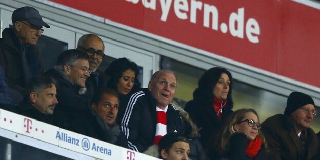 Uli Hoeneß und andere auf einer Stadiontribüne Uli Hoeneß und andere auf einer Stadiontribüne