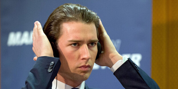 Sebastian Kurz hält sich mit den Händen die Ohren zu Sebastian Kurz hält sich mit den Händen die Ohren zu
