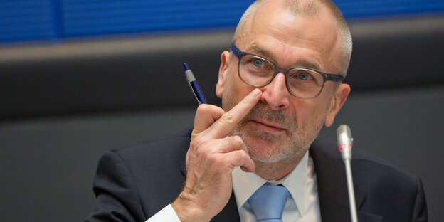 Beck hält sich den Mittelfinger an die Nase Beck hält sich den Mittelfinger an die Nase