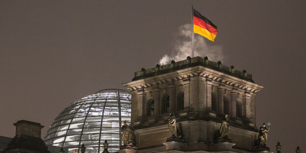 Das Berliner Reichstagsgebäude bei Nacht Das Berliner Reichstagsgebäude bei Nacht