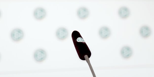 Ein einsames Mikrofon auf der DFB-Presskonferenz Ein einsames Mikrofon auf der DFB-Presskonferenz