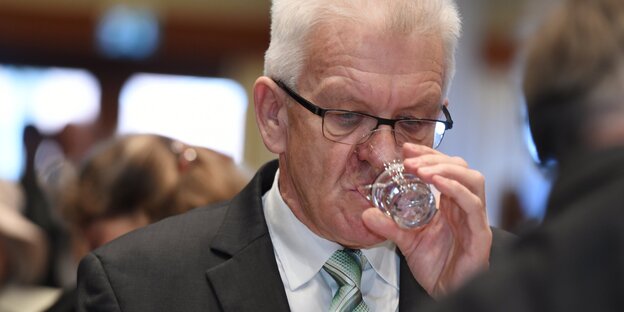 Winfried Kretschmann trinkt aus einem Glas Winfried Kretschmann trinkt aus einem Glas